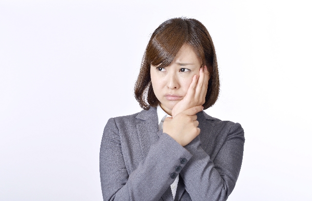 歯に痛みがある女性