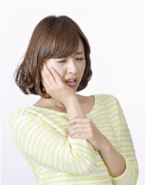 歯が痛い女性