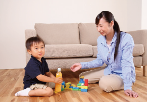 おしゃぶりを使用している間にも、声をかけたり一緒に遊んだりして子供と触れ合うようにする