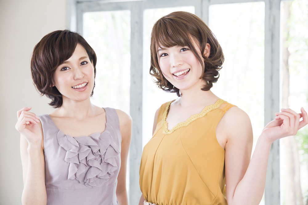白い歯で笑う女性