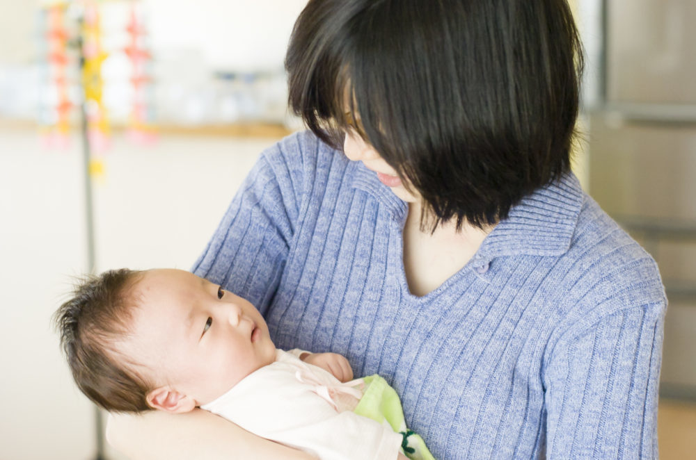 赤ちゃんを抱く母親