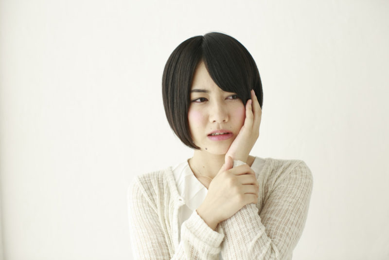 歯が痛い女性